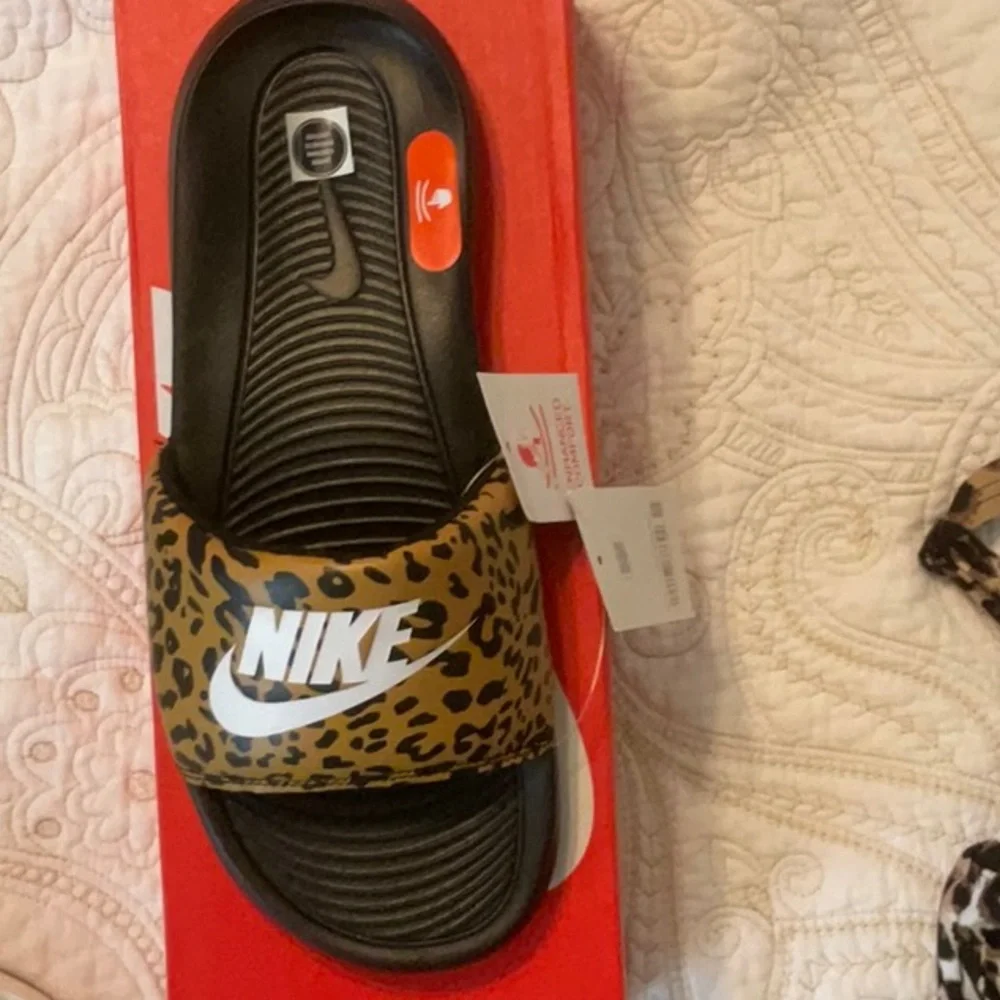 Nike slides size 8 - Picture 2 of 4